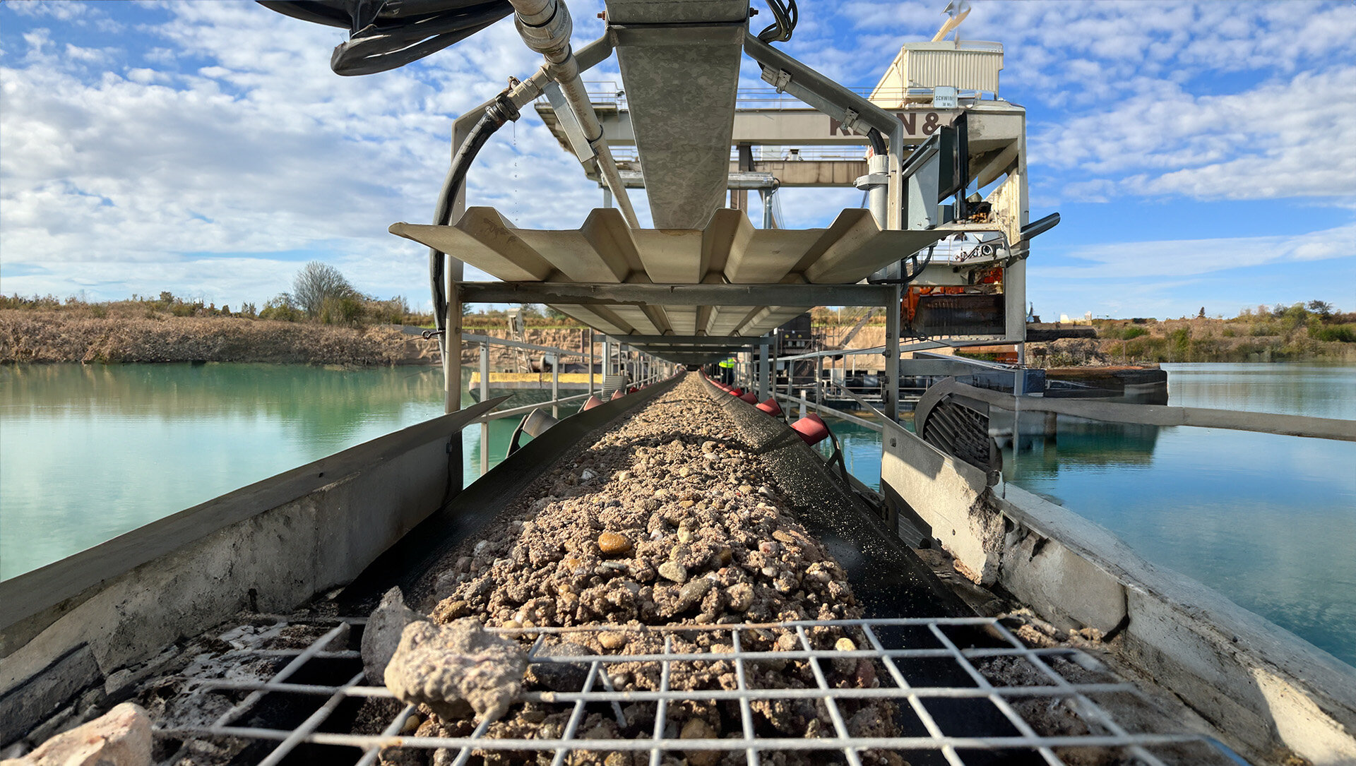 Förderband führt über das Wasser zu einer industriellen Anlage | © Outbay.de