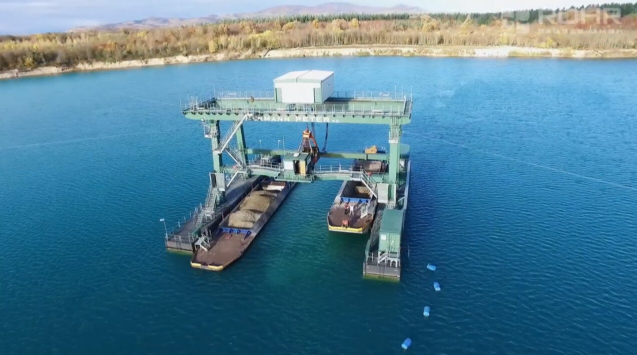 Industrielle Wasserbaustelle mit mehreren Förderplattformen | © Outbay.de