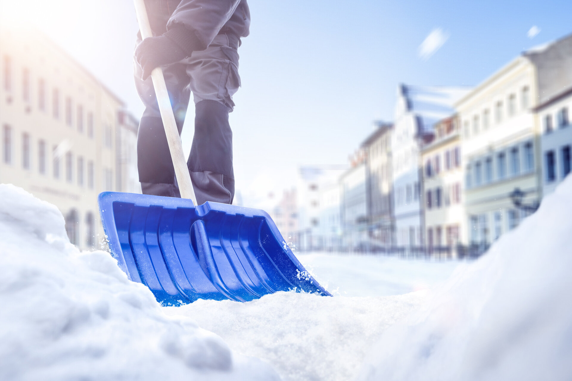 Umweltfreundliche Streumittel für rutschfreie Wege im Winter | © stock.adobe.com Nachhaltige Winterstreumittel auf einer verschneiten Straße | © stock.adobe.com