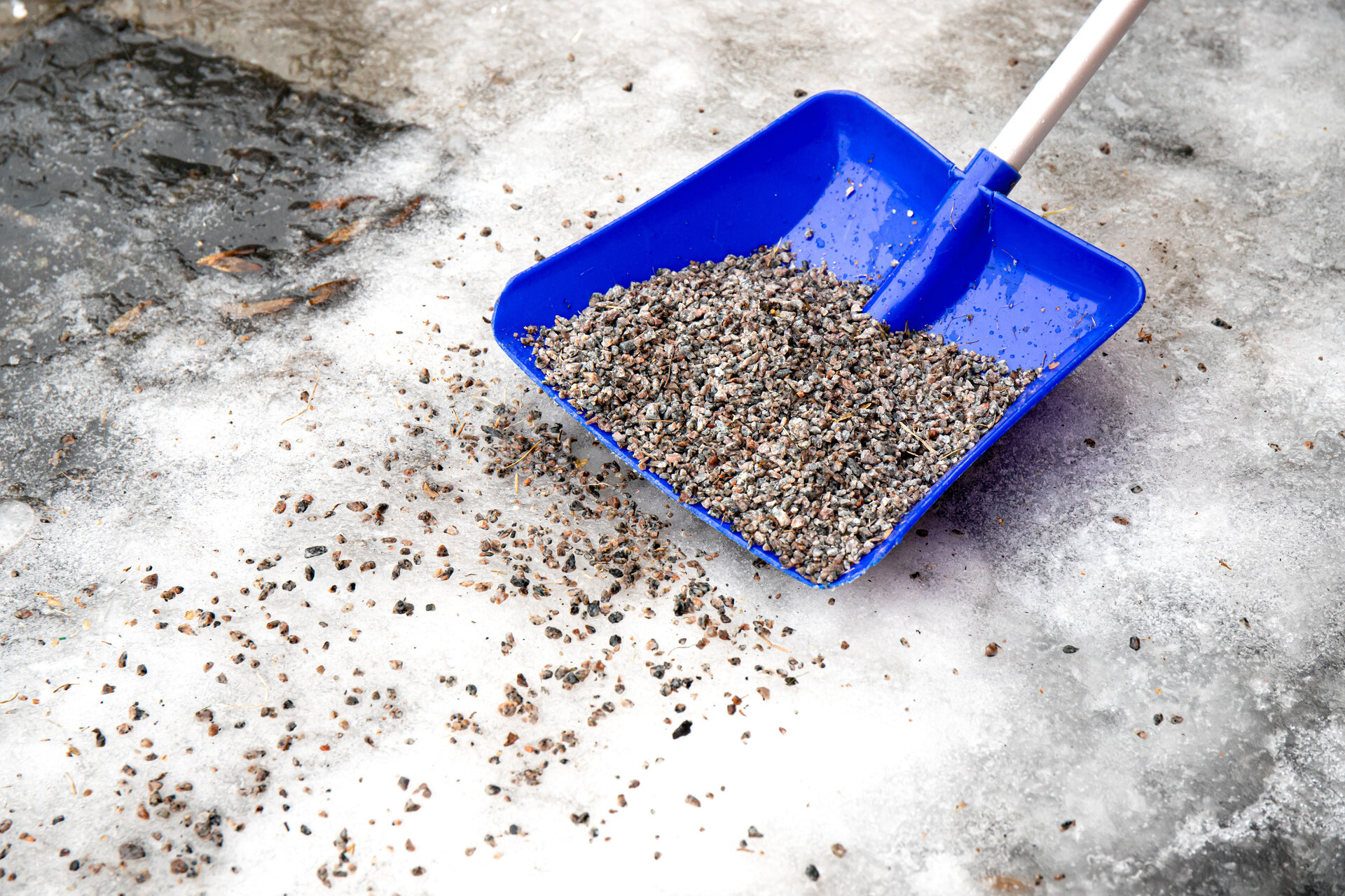 Salz, Sand oder Granulat? Die besten Winterstreumittel im Überblick | © stock.adobe.com Verschiedene Arten von Winterstreumitteln für sichere Gehwege | © stock.adobe.com