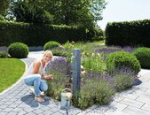 Granit Wasserzapfsäule Darkgranite Anwendung im Garten | © Garantia