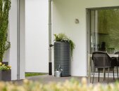 Nordic 2in1 Regenspeicher Graphgrey Anwendung im Garten | © Garantia