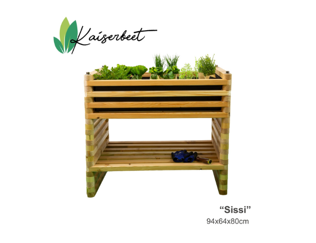 Hochbeet Sissi mit integriertem Stauraum in Gartenumgebung | © Kaiserbeet